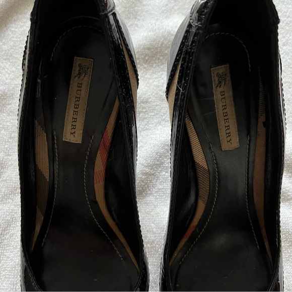 Burberry Black, White, & Beige Plaid W/ Patent Leather Trim Detail Heels Sz 37.5 - Picture 3 of 10